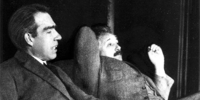 Niels_TT Bohr_Albert_Einstein_by_Ehrenfest