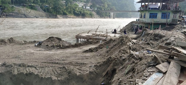 Cleaning up post floods at Teesta Bazaar